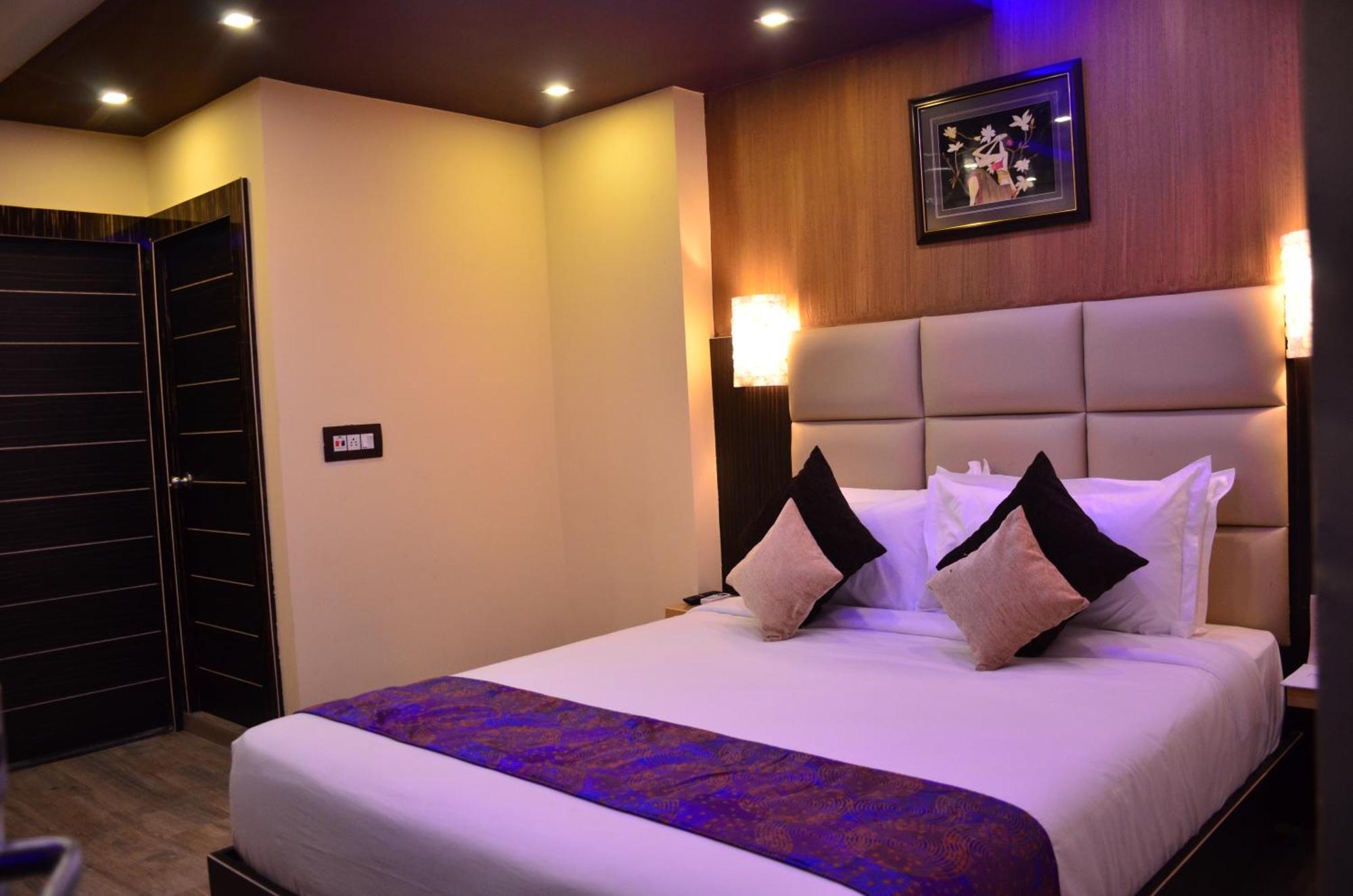 Dolphin Chocolate Inn Chandannagar Exterior foto